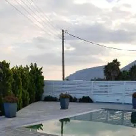 Impeccable 3-bed Santorini Villa *