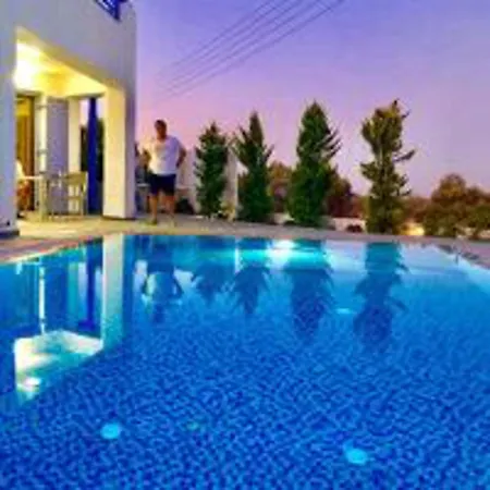 Impeccable 3-bed Santorini Villa